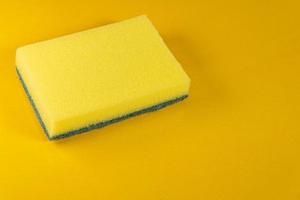 esponja de cocina en el fondo amarillo