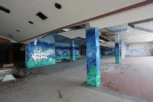 kanchanaburi, tailandia 2021 - centro comercial fantasma, pilares de graffiti del centro comercial del castillo foto