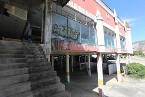 kanchanaburi, tailandia 2021 - centro comercial fantasma, escalera de entrada del centro comercial del castillo foto