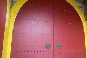 gran puerta roja en el templo de sam poo kong semarang foto