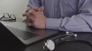 custos de saúde e conceito de taxas a mão do médico inteligente usou uma calculadora para custos médicos no hospital moderno em 4k video
