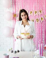 hermosa mujer celebrando la fiesta de cumpleaños sosteniendo un pastel foto