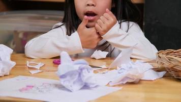 petite fille coupant du papier avec des ciseaux seuls, jouant avec des objets tranchants. enfant en situation dangereuse à la maison.