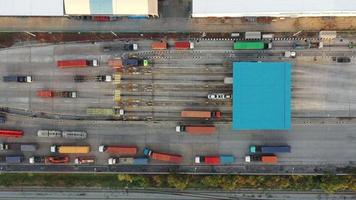 vista aérea superior de muitos caminhões no porto de carga do terminal de caminhões, caminhão no ponto de triagem covid video