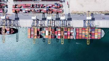 timelapse rebocador arrastar navio porta-contentores para carga internacional personalizado pátio de carga porto conceito indústria e logística de transporte. video