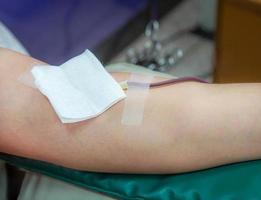 cerrar el donante de sangre en el laboratorio de medicina en la donación foto