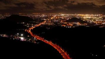 vista aerea del veicolo dell'auto e del camion che corre sulla strada di notte video