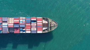 luftfoto ovanifrån av sjöfartsfraktfartyg med spärr i havet fartyg som bär container och kör för export koncept teknologi fraktsändning med fartyg smart service video