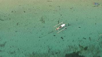 vista aerea drone spostare bellissima spiaggia d'attualità. la spiaggia di pandawa è famosa destinazione turistica a bali indonesia. video