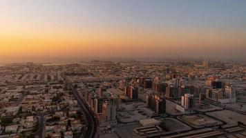timelapse de jour en nuit du quartier de jumeirah à dubai, émirats arabes unis video