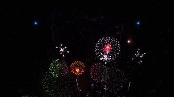 kleurrijk van vuurwerk festival decoratie feest voor kerstmis en gelukkig nieuwjaar 2022 voor achtergrond. video