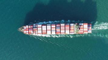 vista aérea superior del buque marítimo de carga con estela en el buque oceánico que transporta un contenedor y se ejecuta para el concepto de exportación tecnología de envío de carga por servicio inteligente de buque video