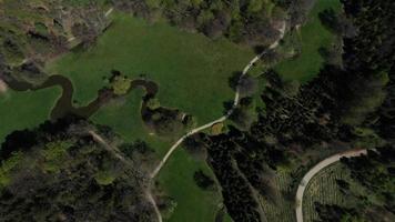 Luftbild von oben nach unten auf einen Park und Bach in 4k