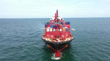 luftfoto ovanifrån av lastfartyg som transporterar container och kör för exportvaror från lastgårdshamn till anpassad oceankonceptteknologitransport, tullklarering.
