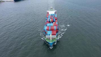 bovenaanzicht vanuit de lucht van vrachtschip met container en rennen voor exportgoederen van vrachtwerfhaven naar aangepast oceaanconcepttechnologietransport, inklaring. video