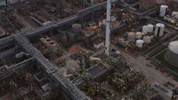 planta de refinaria de petróleo químico, usina de energia e indústria de conceito de tubo de metal video