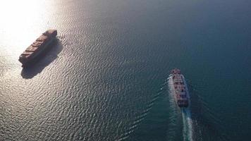 vista aerea dall'alto della nave da carico che trasporta container e funziona per l'esportazione di merci dal porto del cantiere merci al trasporto tecnologico personalizzato sull'oceano, sdoganamento. video