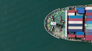 Antenne des Frachtschiffs, das Container trägt und für Exportgüter vom Frachthafen zu einem anderen Ozeankonzept-Frachtschiff läuft. video