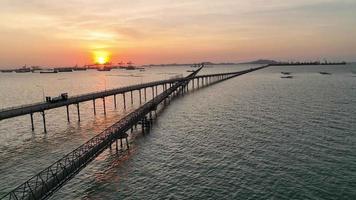 vue aérienne du pont et du coucher du soleil à la grue de fret, grue à conteneurs de fret au port maritime de porte-conteneurs.