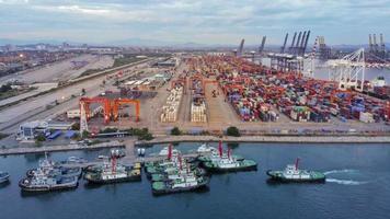 timelapse remorqueur glisser porte-conteneurs navire à cargaison international cargo yard port concept industrie et logistique de transport.