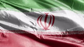 bandeira têxtil do irã acenando no loop de vento. bandeira do Irã balançando na brisa. tecido tecido têxtil. fundo de preenchimento completo. loop de 10 segundos. video
