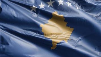 bandeira do kosovo acenando lentamente no loop de vento. kosovsky banner balançando suavemente na brisa. fundo de preenchimento completo. Ciclo de 20 segundos. video