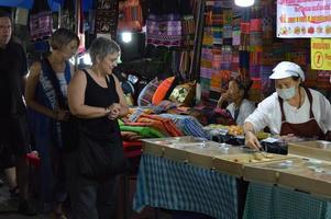 tailandia12 de enero de 2020un mercado de artesanía local hecho de sedacerámicametalvidriomadera o arte y comida que los turistas tailandeses y extranjeros disfrutan caminando y foto