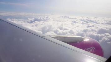 volando sobre las nubes. vista desde la ventana del pasajero del avión con nubes y horizonte. foto