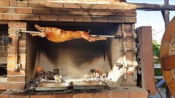 Corderos asados al asador, forma tradicional de asar corderos en un asador asador en bulgaria. jeverme.. foto