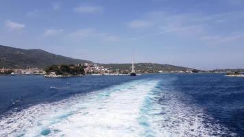 rastro de agua que hace espuma detrás de un transbordador en el camino a una isla de Grecia. foto