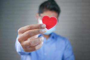 corazón rojo en las manos, concepto de donación o caridad foto