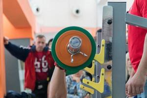 press de banca en el gimnasio. competencia y torneo foto