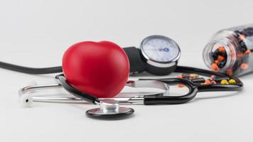 estetoscopio, pastillas y corazón de juguete. concepto de salud. cardiología - cuidado del corazón foto