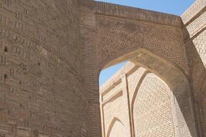 EDIFICIO ANTIGUO CON ARCO Y PASAJE. los edificios antiguos de asia medieval. bukhara, uzbekistán foto