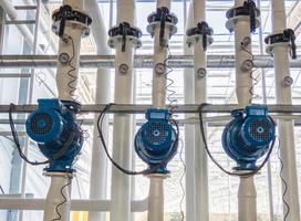 gama de bombas de agua eléctricas azules. tubing y motores en la industria foto