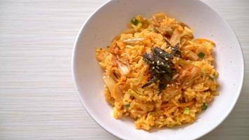 arroz frito kimchi com algas marinhas e gergelim branco - comida coreana video
