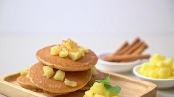 crêpe aux pommes ou crêpe aux pommes avec de la cannelle en poudre video