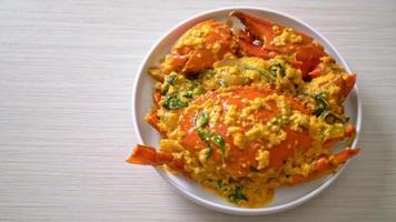 mexa o caranguejo frito com curry em pó - estilo frutos do mar