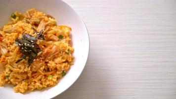 arroz frito kimchi com algas marinhas e gergelim branco - comida coreana video