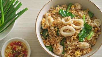 Fried rice with squid or octopus - stir-fried rice with squid, egg and kale video