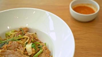 Dried sukiyaki - stir-fried vermicelli with vegetables and pork in sukiyaki sauce video