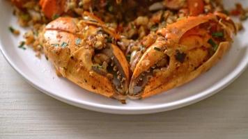 Gebratene Krabben mit würzigem Salz und Pfeffer umrühren – Meeresfrüchte-Art video