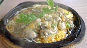 omelete de ostra com broto de feijão na panela quente - estilo de comida asiática video