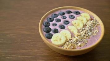 bol de smoothie au yaourt ou au yaourt avec myrtille, banane et granola - style d'aliments sains video