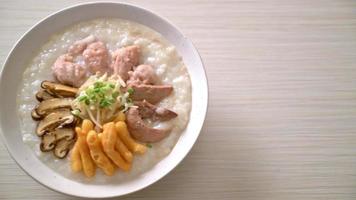 sopa de arroz de cerdo o papilla con tazón de cerdo video