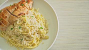 homemade spaghetti white creamy sauce with grilled chicken video