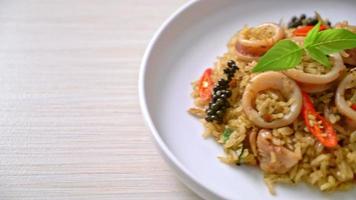 Riso fritto fatto in casa con basilico e erbe piccanti con calamari o polpo - stile asiatico video