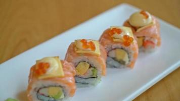 sushi roll de salmão com queijo por cima - comida japonesa video