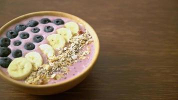 joghurt- oder joghurt-smoothie-schüssel mit blauer beere, banane und müsli - gesunder essensstil video
