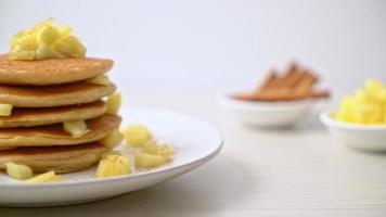 Apfelpfannkuchen oder Apfelcrepe mit Zimtpulver video